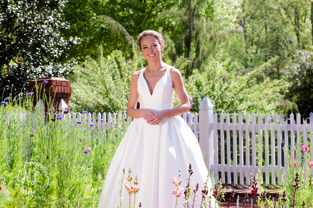 Bridal portraits at state botanical gardens of Georgia wedding dress bridals by lori Atlanta Georgia bridal bouquet panel design and events Monroe ga Amanda lynn photography